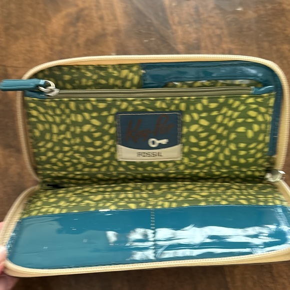 Fossil City Scene Wallet - Picture 5 of 11